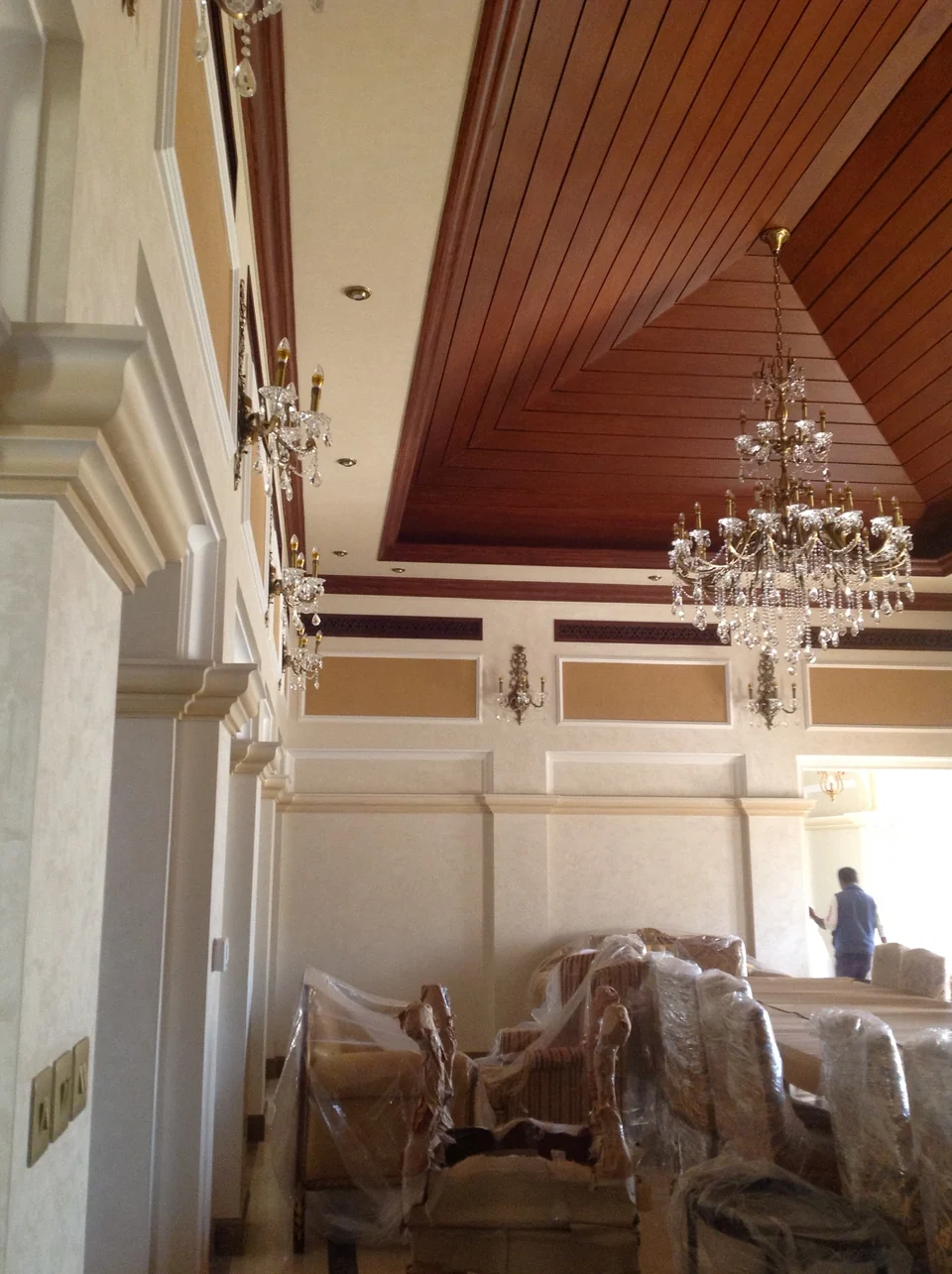 Wood-effect ceiling finish
