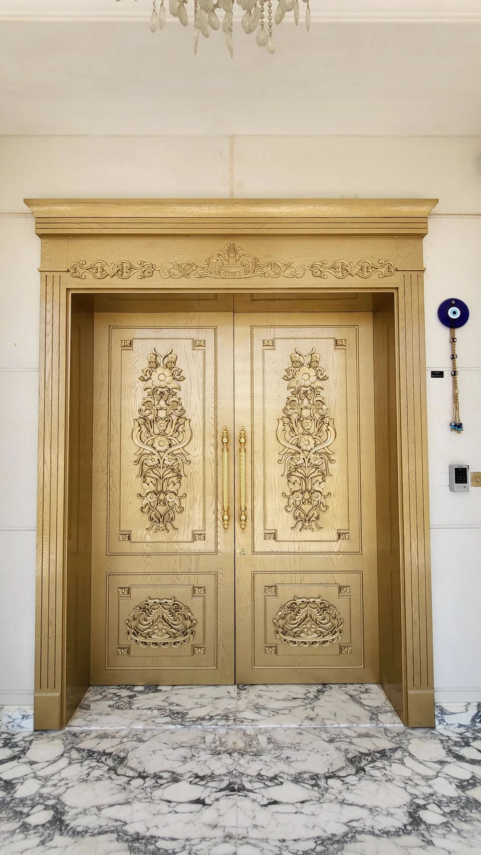 Decorative gold finish