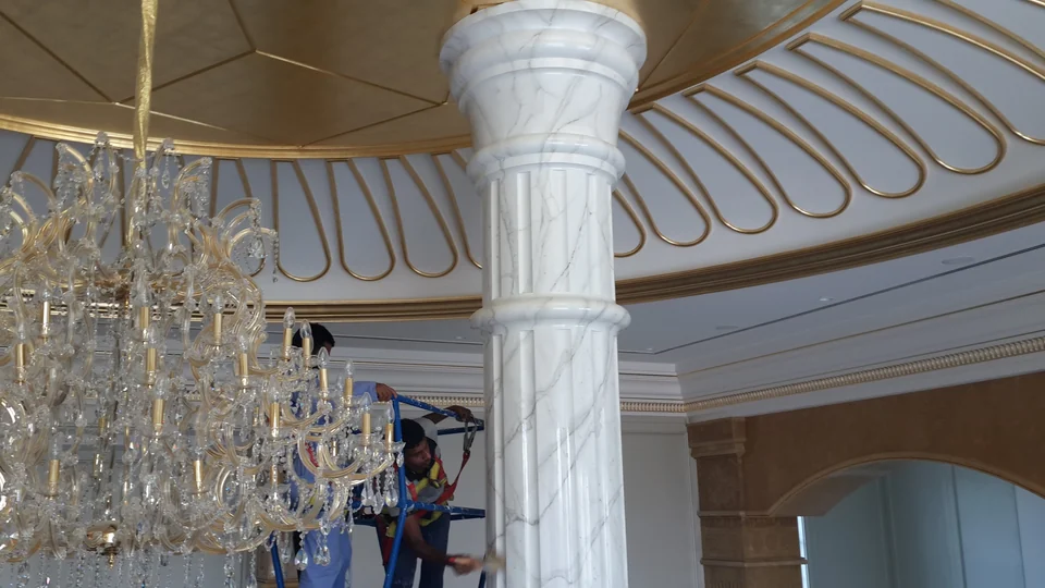 Marble-effect decorative column