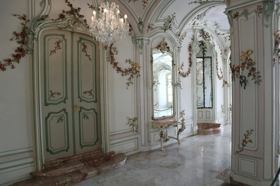 Marble-effect interior