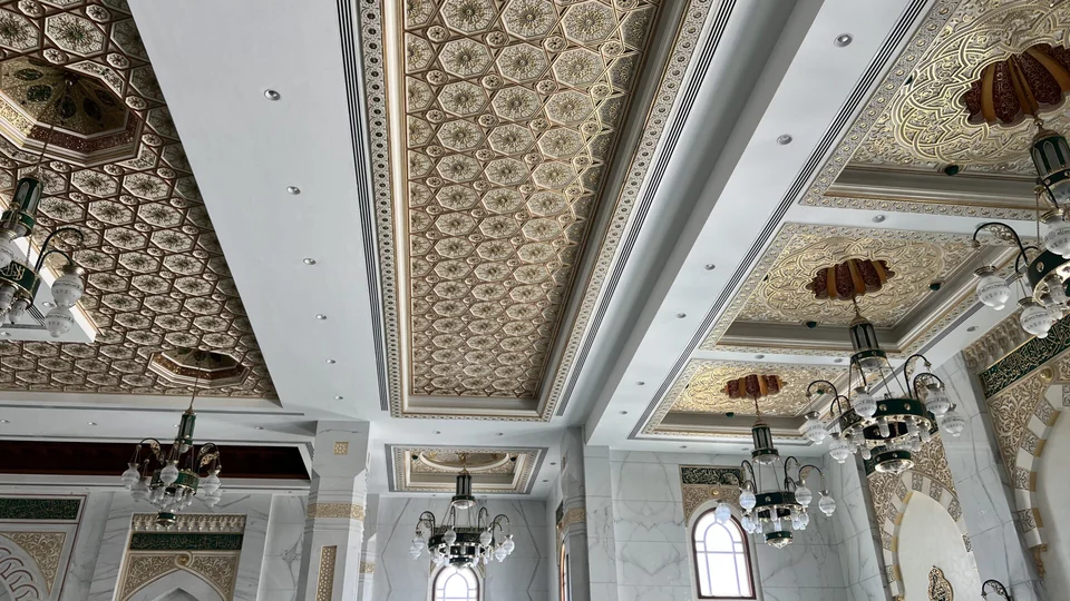 Detailed ceiling decoration
