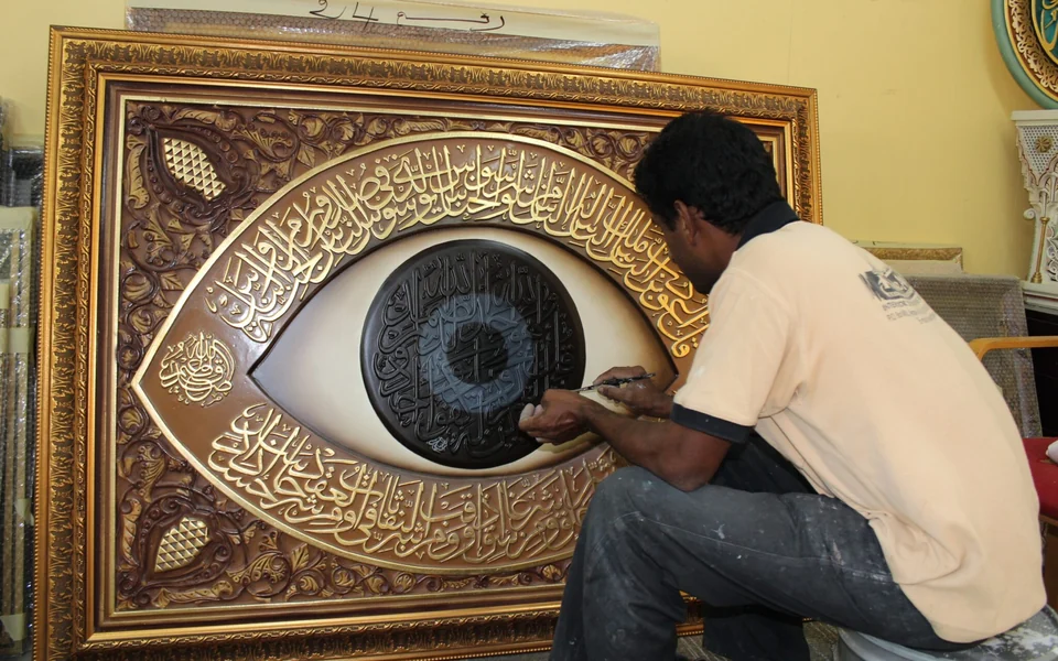 Home Art artisan painting decorative details by hand